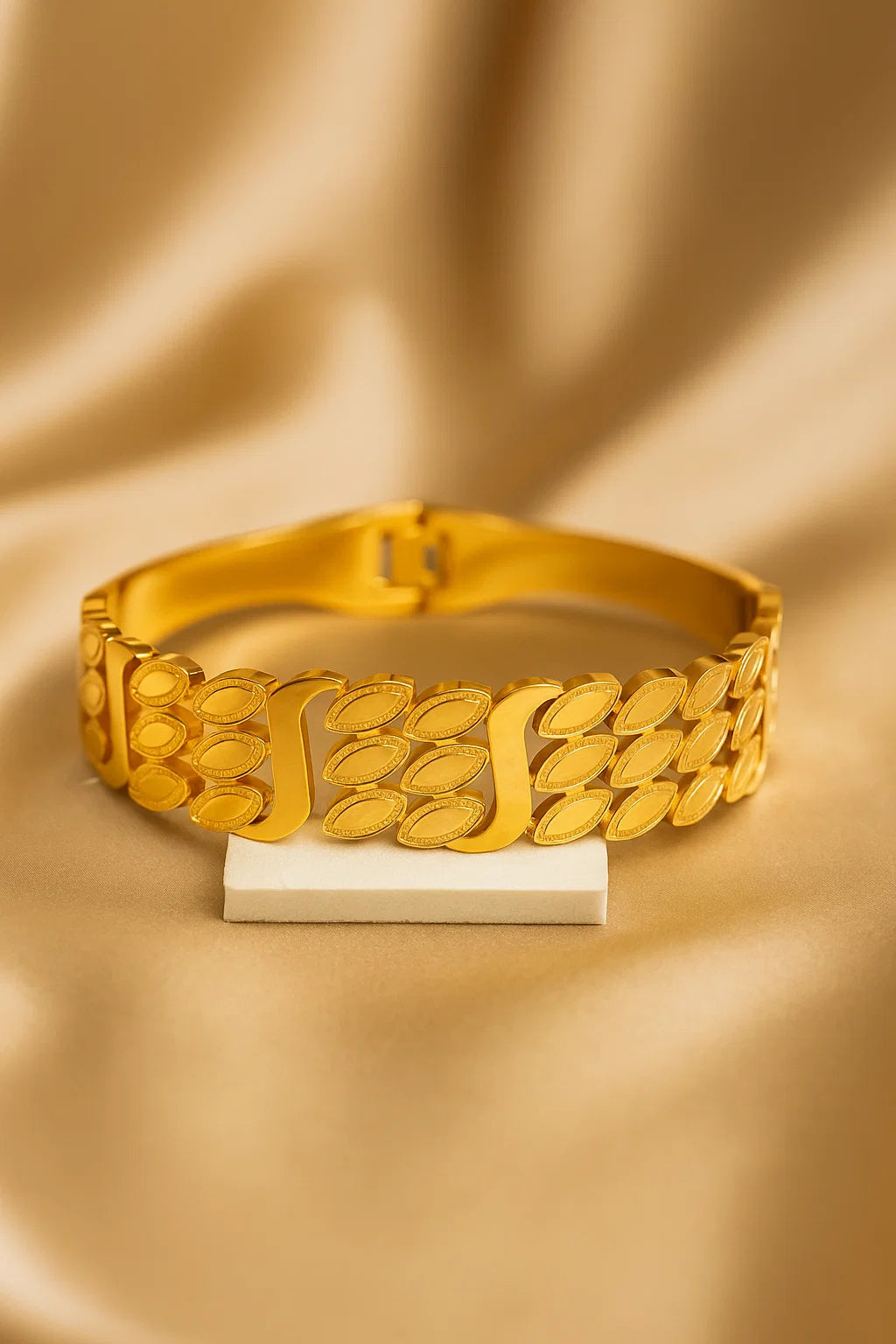 Elegant Leaf Motif Gold Bracelet