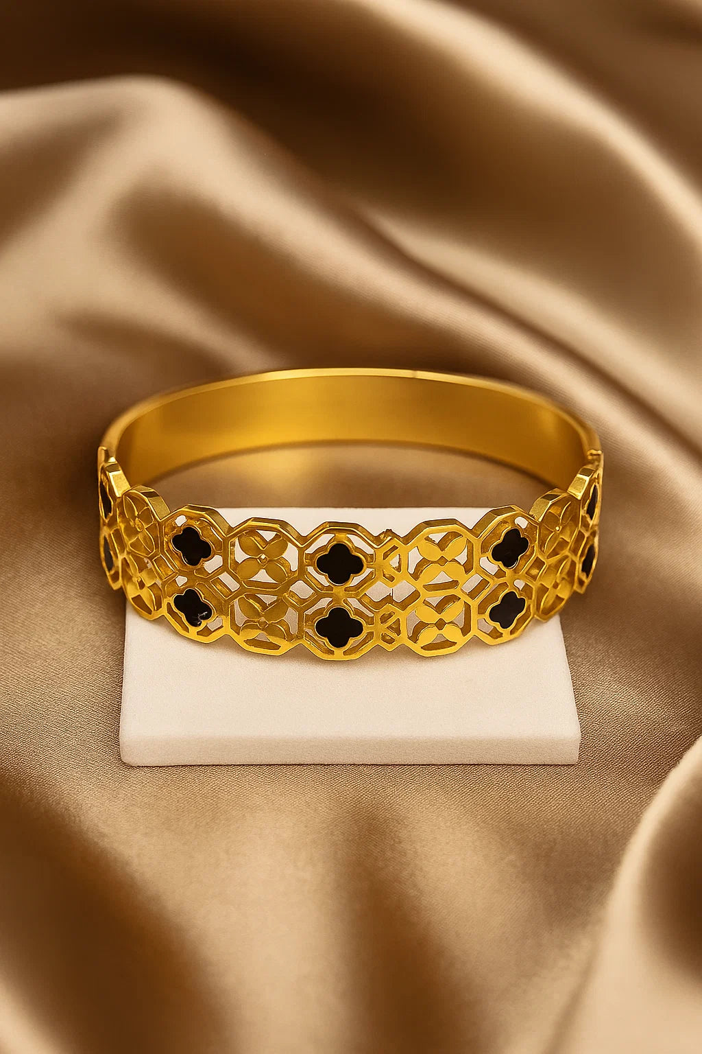 Royal Clover Lock Bracelet